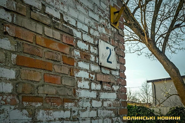 Цей слід залишився не від меморіальної дошки: на цьому місці була табличка з номером будинку та назвою вулиці. 