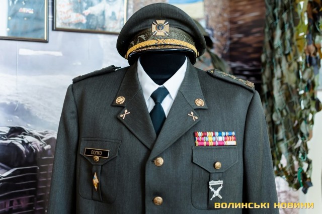 Командувач Сухопутних військ ЗСУ Сергій Попко вперше одягнув форму нового зразка на парад Незалежності у 2016 році.