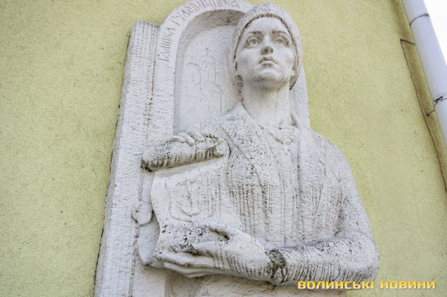 Барельєф меценатки на стіні Хрестовоздвиженського храму в Луцьку