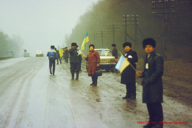 Лучани утворюють Живий ланцюг. Фото Віктора Чухрая