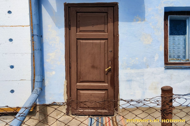 Бронзова ручка та три дверні петлі свідчать, що ці двері вельми давні.