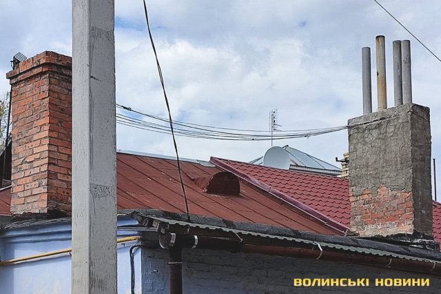 Оглядове віконце на критому бляхою даху.