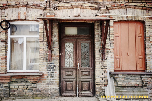 Праворуч на вікні збереглися віконниці - справжня рідкість у наш час.