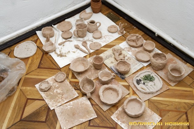 Діти із задоволенням ліплять глиняний посуд за давніми технологіями.