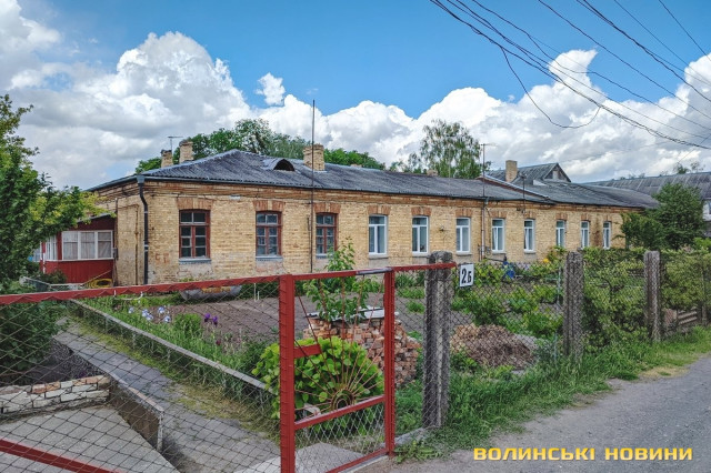 Колись це була казарма для працівників військового госпіталю.
