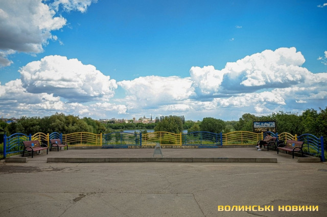 На оглядовому майданчику навіть у будній день є люди.