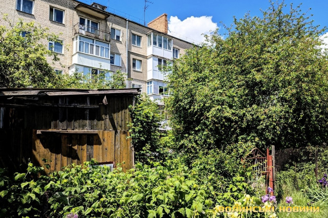 Єдина багатоповерхівка межує зі старими спорудами.