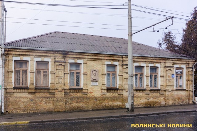 Після заснування українська гімназія діяла на сучасній вулиці Хмельницького.