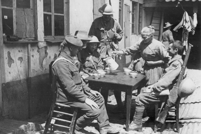 Француженка наливає каву британським солдатам, травень 1916 року