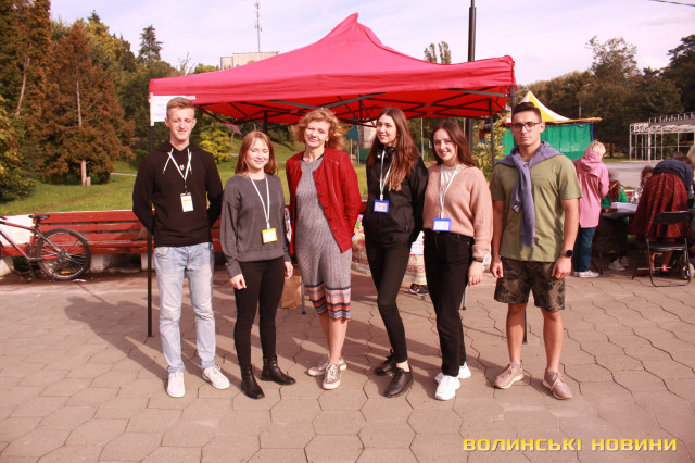 на фото Марина Ткачова - третя ліворуч