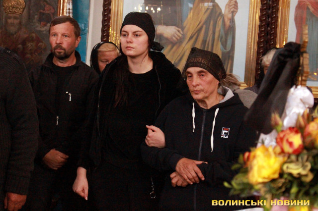 Сестра Ольга й мати Віра під час відспівування Олени