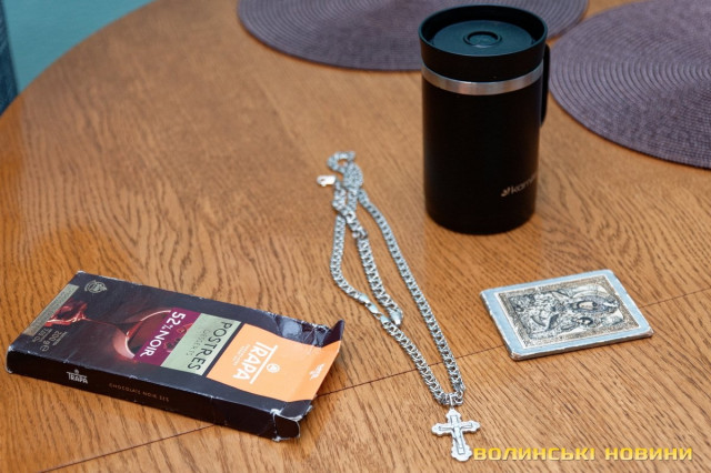 Термочашка, хрестик, іконка та плитка улюбленого чорного шоколаду, які віддали побратими вдові після загибелі Анатолія