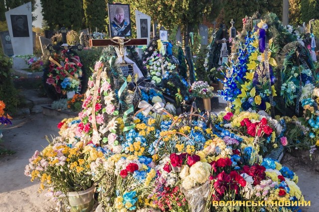 Могила Героя на Алеї почесних поховань у селі Гаразджа 