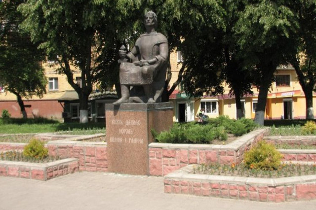 На відкриття скульптури Данила Галицького приїжджав президент Леонід Кучма. Фото: volart.com.ua.