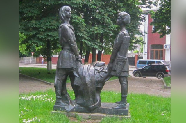 Постаті княжичів Фана ліпила із синів. Фото: Світлани Федонюк.