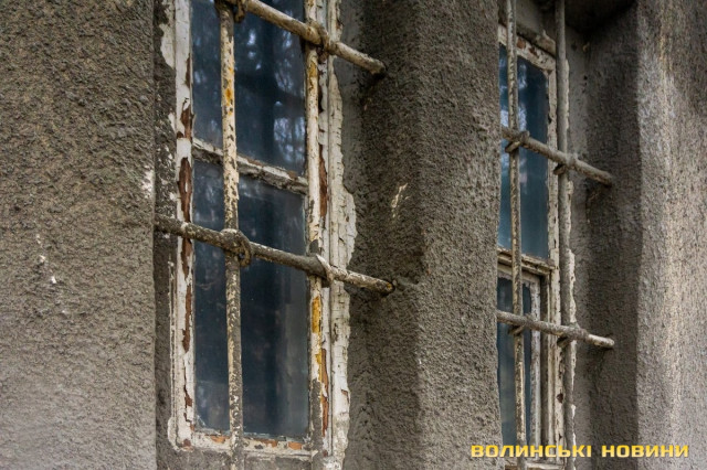 На вузьких віконцях збереглися автентичні решітки