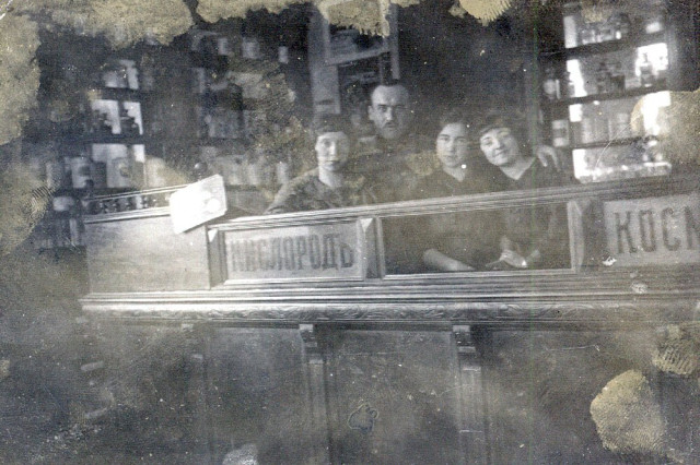 Всередині аптеки