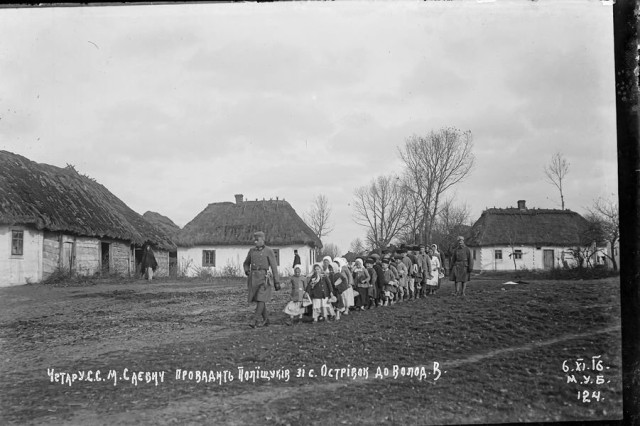 Острівок. Четар УСС Микола Саєвич веде дітей з села до Володимира