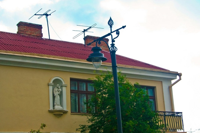 Скульптура св. Антонія Падуанського у ніші будинку ХІХ століття