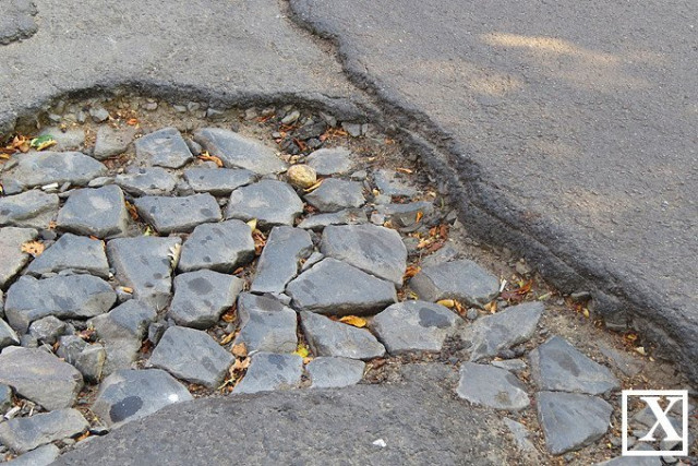 «Археологічний зріз» покриття на Коперніка. Коли ви цю яму залатаєте?