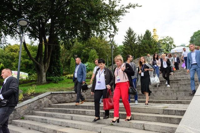  Далі – спуск до фотозон і сцени