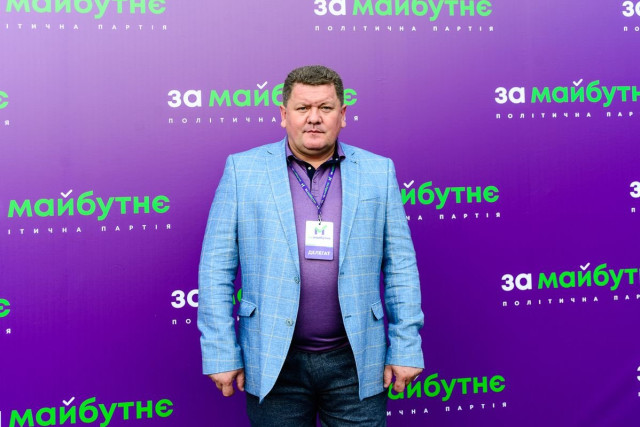 Михайло Імберовський першим із волинської команди отримує фото з політичною символікою