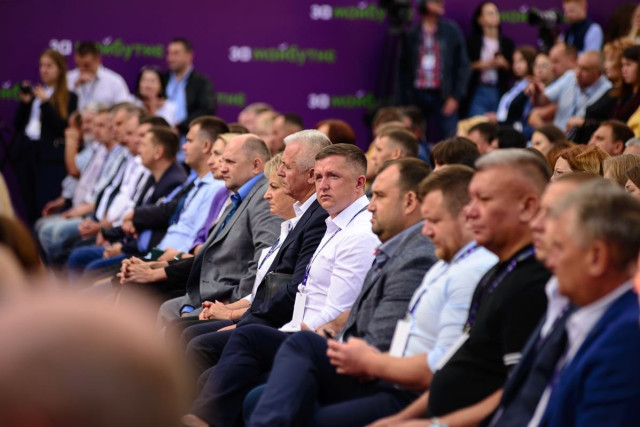 Ще одна несподіванка з’їзду – до команди долучився забудовник Андрій Разумовський (у центрі)