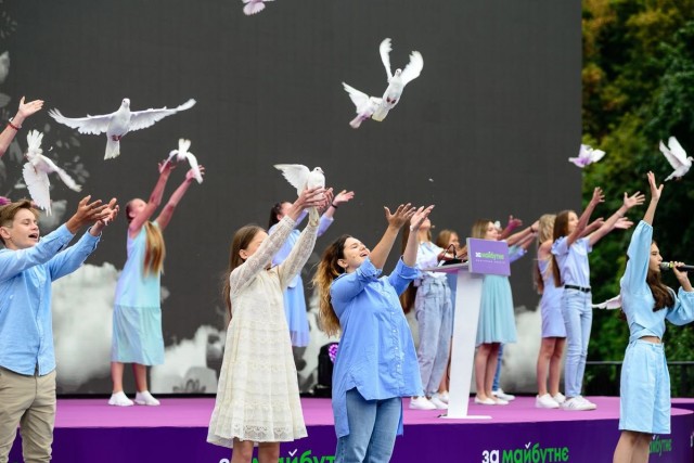 Яке майбутнє без дітей? Гімн виконували талановиті діти з кожної області України. На завершення – випустили в небо білих голубів