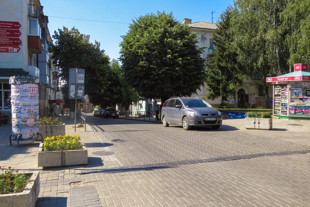 Кінотеатр стояв праворуч