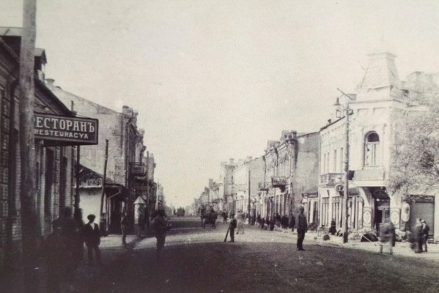 Будинки Гути з рестораном зліва на головній вулиці