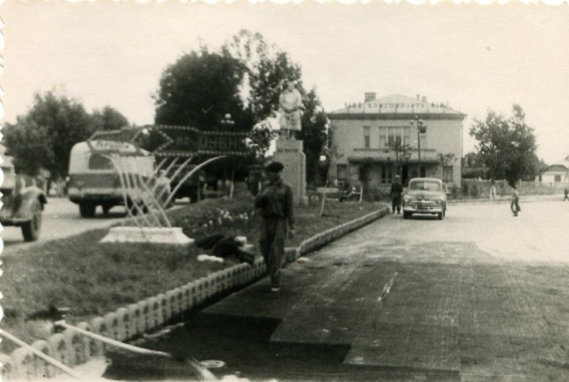 Смугове вкладання асфальту на Розвилці у 1960-х. Фото з Державного архіву Волинської області