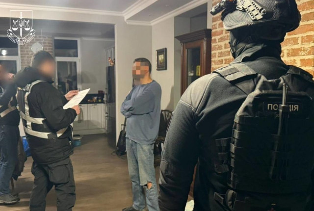 Ексдиректору Молодого театру оголосили підозру у сексуальному насильстві щодо студенток 1