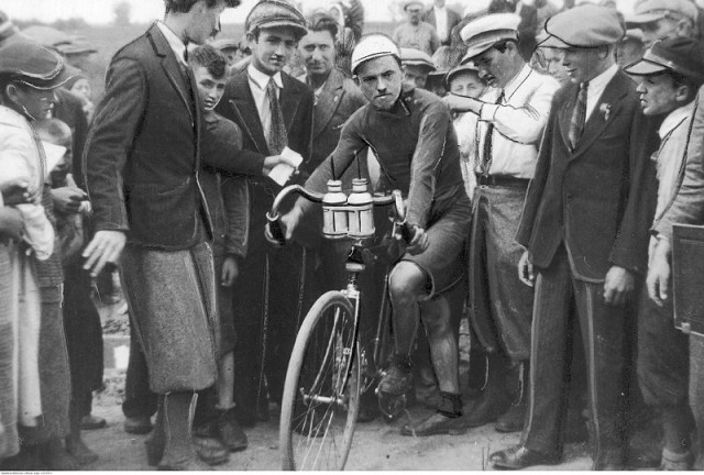 Перед стартом у Луцьку. Велосипедист Г. Варух, ліворуч біля нього стоїть віце-президент луцького клубу Сокольський