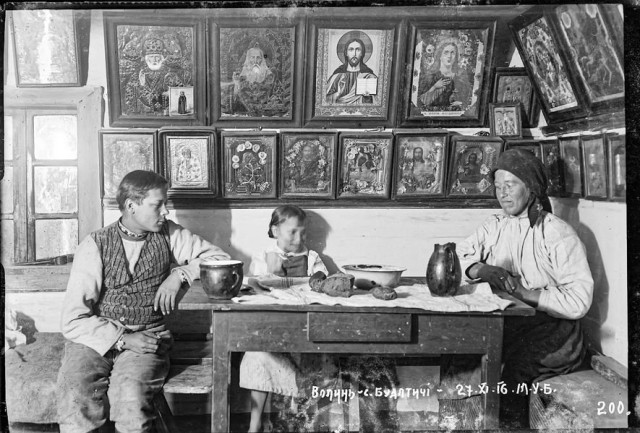 Будятичі. Родина в сільській хаті