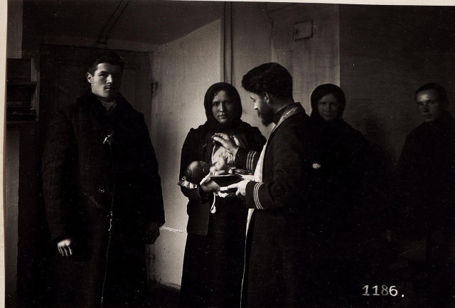 Хрестини у родині мешканців Володимирщини на фото часів Першої світової війни