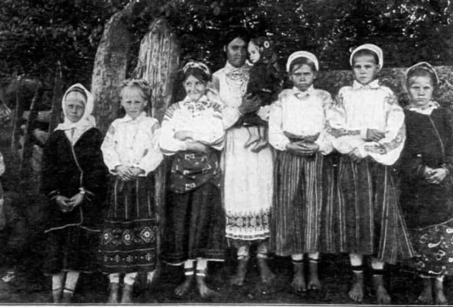 Мешканці села Світязь, 1911 рік. Світлина із фейсбук-сторінки спільноти «Центр дослідження і відродження Волині»