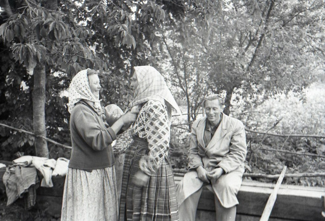 Спідниця-літник і запаска нині зберігаються в колекції Рівненського краєзнавчого музею, походять із Сарненського р-ну