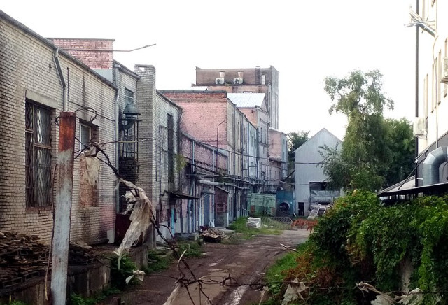 Вулиця Фабрична за парканом