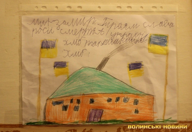 У палаті військового в госпіталю на стінах малюнки від дітей 