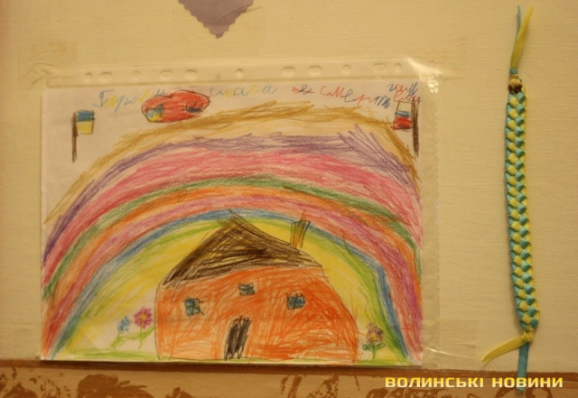 У палаті військового в госпіталі – на стінах малюнки від дітей 