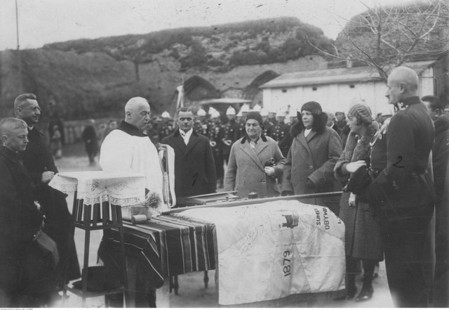 По центру в чорному пальто стоїть Теофіл Оловінський. Церемонія освячення прапора луцьких пожежників у замку