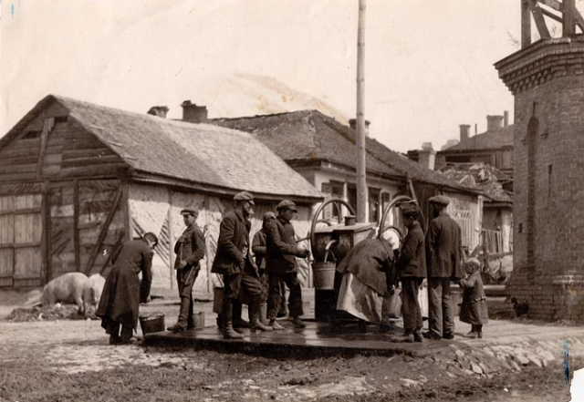 Громадська криниця на вулиці Караїмській