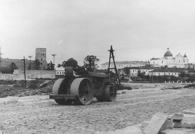 Каток на фоні замку й костелу. Ринку ще нема. Фото з приватної колекції Богдана Солопчука