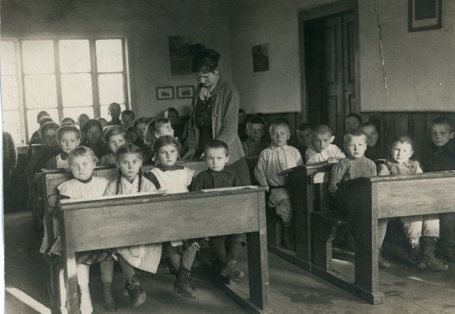 Вчителька Савина Сидорович разом із учнями, Володимир-Волинський, 1916 р.