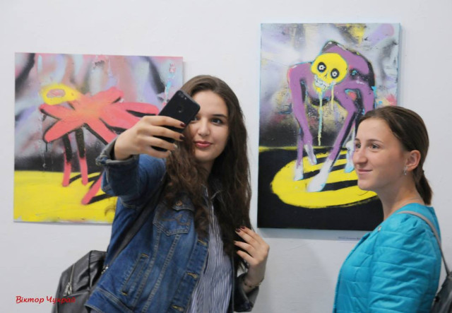 Селфі біля творів BVZZ &copoзо