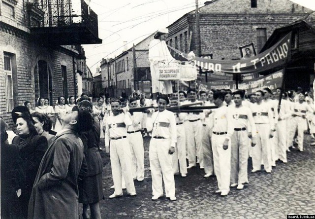 Перші радянські мітинги в Луцьку. Позаду – колишня Французька