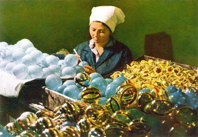 Луцький завод культурно-побутових виробів, виготовлення ялинкових прикрас