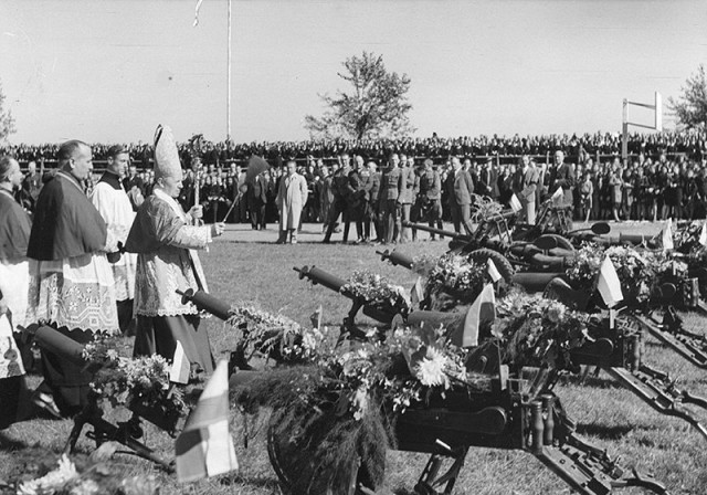 Урочистості з передавання Луцьком зброї для війська на стадіоні ім. Пілсудського