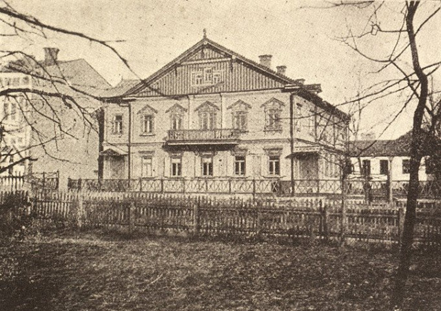 Будівля Рахілі Кронштейн на Староковельській, де була гімназія. Зображення з книги «Луцьк у старовинній листівці, гравюрі та фотографії» Віктора Літевчука