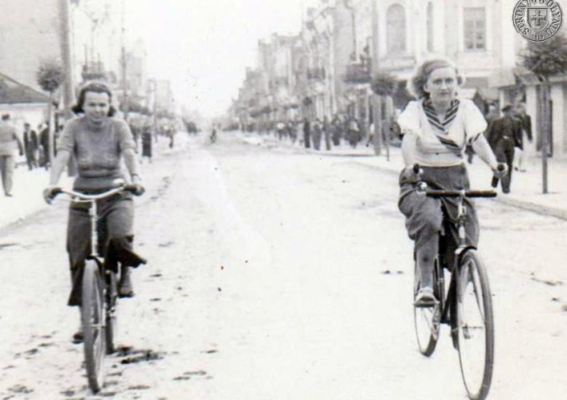 На вулиці Ягеллонській (Лесі Українки)